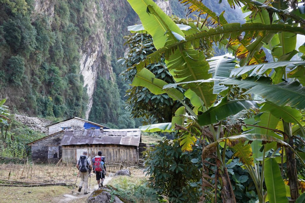 A partir du village  de Himal Pani nous rejoignons la Modi Khola